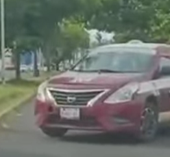 EXHIBEN A TAXISTA POR METERSE EN SENTIDO CONTRARIO (VIDEO)