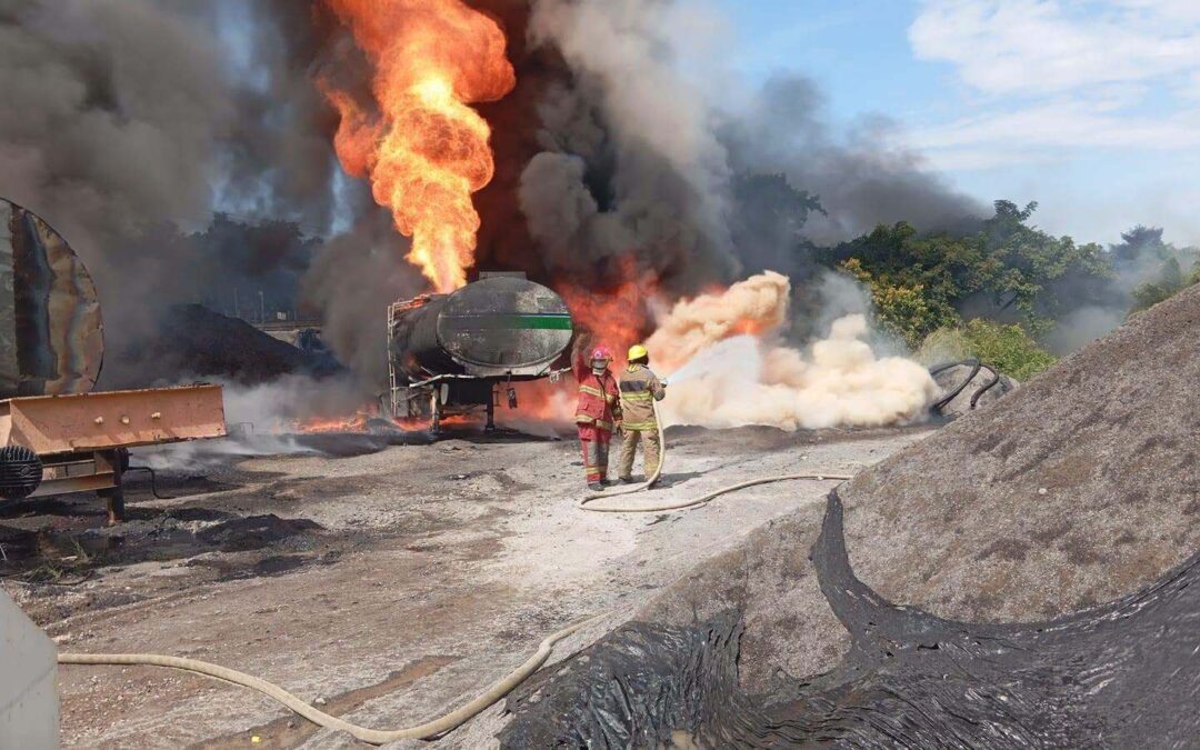 ELEMENTOS DE PROTECCIÓN CIVIL Y BOMBEROS DE MEDELLÍN EN COORDINACIÓN CON BOMBEROS DE VERACRUZ Y BOCA DEL RÍO SOFOCAN FUERTE INCENDIO DE PIPAS DE ASFALTO