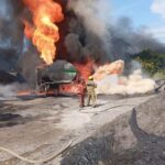 ELEMENTOS DE PROTECCIÓN CIVIL Y BOMBEROS DE MEDELLÍN EN COORDINACIÓN CON BOMBEROS DE VERACRUZ Y BOCA DEL RÍO SOFOCAN FUERTE INCENDIO DE PIPAS DE ASFALTO