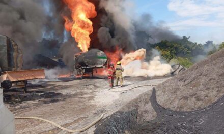 ELEMENTOS DE PROTECCIÓN CIVIL Y BOMBEROS DE MEDELLÍN EN COORDINACIÓN CON BOMBEROS DE VERACRUZ Y BOCA DEL RÍO SOFOCAN FUERTE INCENDIO DE PIPAS DE ASFALTO