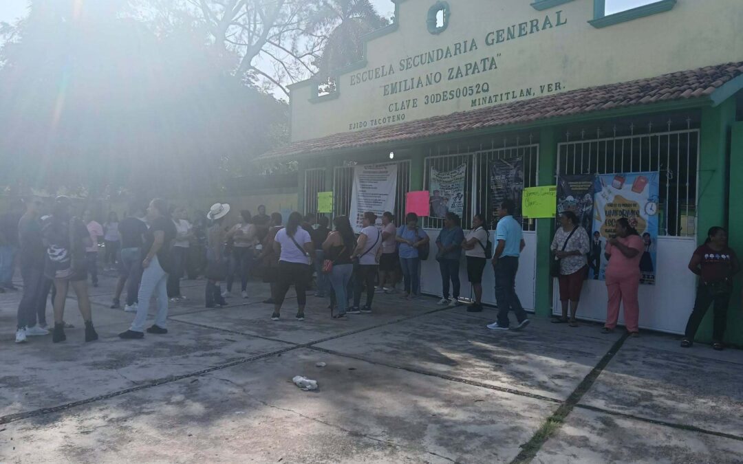 TOMAN PADRES DE FAMILIA LA SECUNDIARIA EMILIANO ZAPATA; EXIGEN CUENTAS DE CUOATAS ESCOLARES