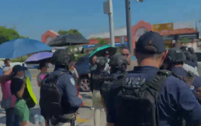 FUNCIONARIO BOQUEÑO AMENAZA A MADRES DE FAMILIA QUE SE MANIFIESTAN EN AVENIDA EN BOCA DEL RIO POR UNA BARDA ESCOLAR COLAPSADA