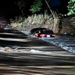 TEZONAPA: CORRIENTE ARRASTRA CAMIONETA DEL AYUNTAMIENTO