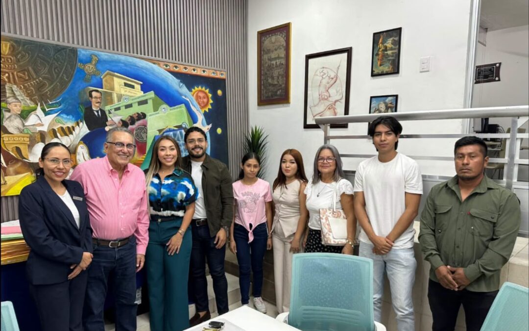 Empresario y regidora pagan carrera universitaria a alumnos con alto promedio en Medellín de Bravo