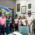 Empresario y regidora pagan carrera universitaria a alumnos con alto promedio en Medellín de Bravo