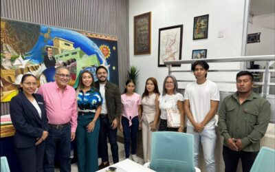 Empresario y regidora pagan carrera universitaria a alumnos con alto promedio en Medellín de Bravo