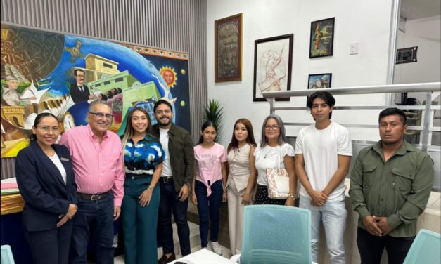 Empresario y regidora pagan carrera universitaria a alumnos con alto promedio en Medellín de Bravo