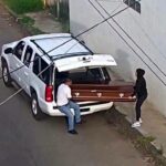 Abandonan ataúd con un cadáver en plena calle de Uruapan