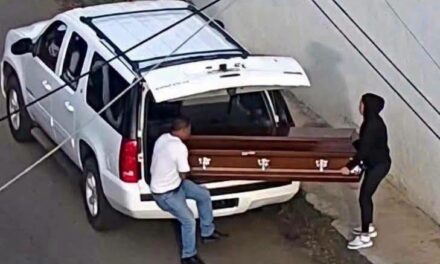Abandonan ataúd con un cadáver en plena calle de Uruapan