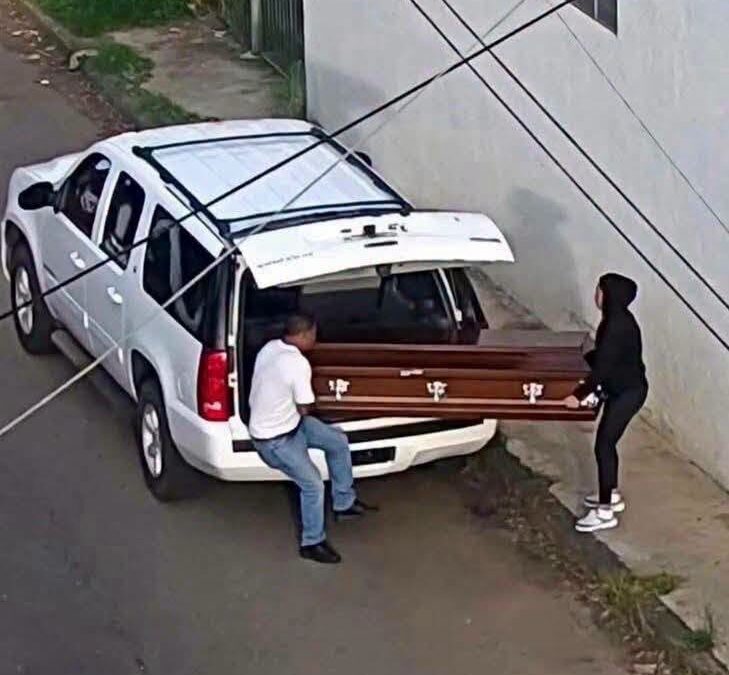 Abandonan ataúd con un cadáver en plena calle de Uruapan