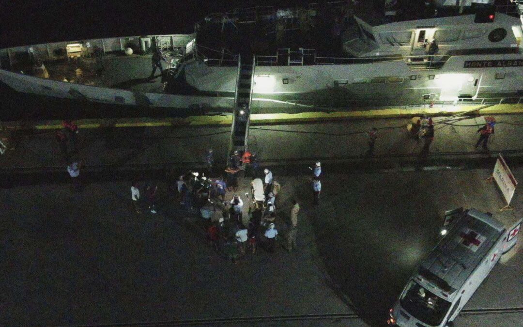 Arriba a puerto el pescador rescatado por la Marina, luego de permanecer ocho días a la deriva al sur de Huatulco, Oaxaca.