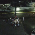 Arriba a puerto el pescador rescatado por la Marina, luego de permanecer ocho días a la deriva al sur de Huatulco, Oaxaca.