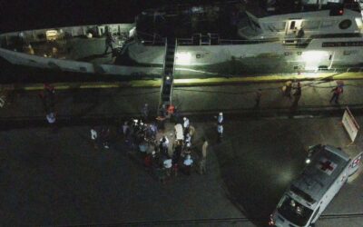 Arriba a puerto el pescador rescatado por la Marina, luego de permanecer ocho días a la deriva al sur de Huatulco, Oaxaca.