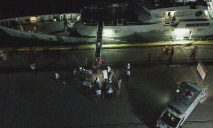 Arriba a puerto el pescador rescatado por la Marina, luego de permanecer ocho días a la deriva al sur de Huatulco, Oaxaca.