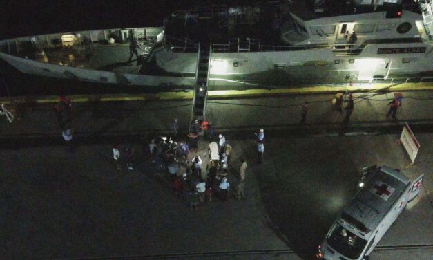 Arriba a puerto el pescador rescatado por la Marina, luego de permanecer ocho días a la deriva al sur de Huatulco, Oaxaca.