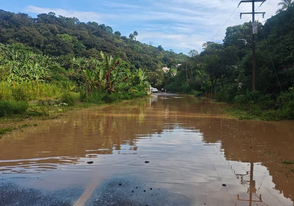 TRAS INTENSA LLUVIA, NO HAY PASO EN LA LAGUNA DE GUZMANTLA ADELANTE DE CALERIA