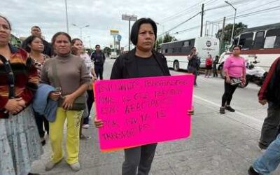 HABITANTES BLOQUEAN CARRETERA POZA RICA-COATZINTLA; EXIGEN RESTITUCIÓN DE RUTAS DE TRANSPORTE PÚBLICO