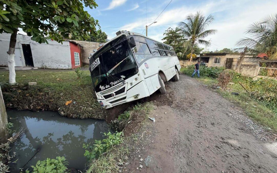 CASI VUELCA AUTOBÚS EN UNA ZANJA DE PREDIOS 3 EN VERACRUZ PUERTO