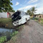 CASI VUELCA AUTOBÚS EN UNA ZANJA DE PREDIOS 3 EN VERACRUZ PUERTO