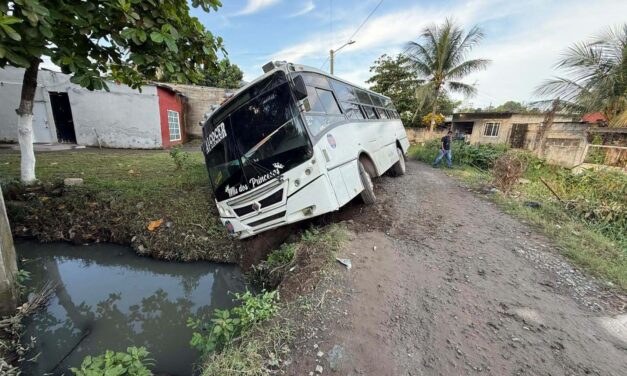 CASI VUELCA AUTOBÚS EN UNA ZANJA DE PREDIOS 3 EN VERACRUZ PUERTO