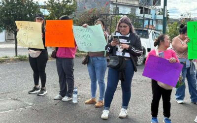 PADRES DE FAMILIA BLOQUEAN BULEVAR XALAPA-BANDERILLA POR DENUNCIAS DE BULLYING