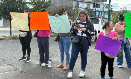 PADRES DE FAMILIA BLOQUEAN BULEVAR XALAPA-BANDERILLA POR DENUNCIAS DE BULLYING