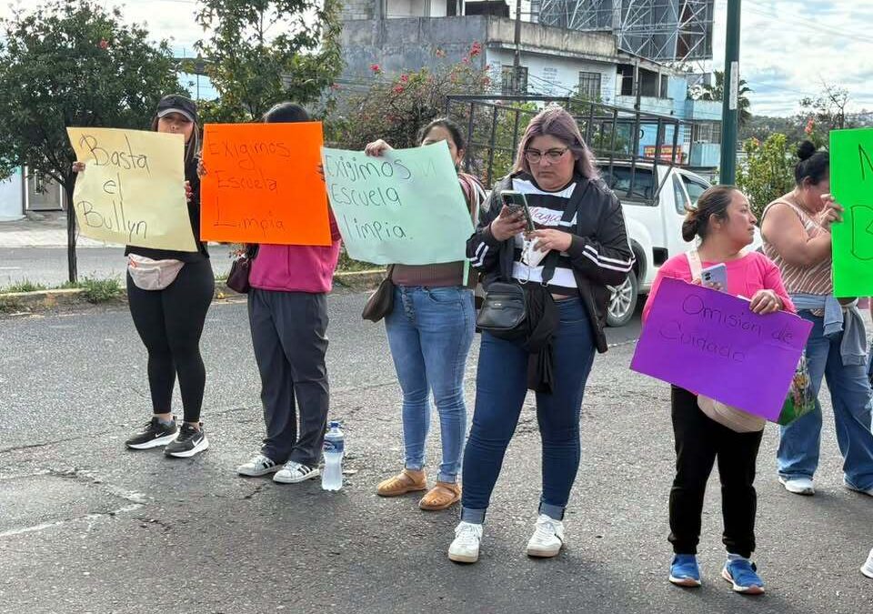 PADRES DE FAMILIA BLOQUEAN BULEVAR XALAPA-BANDERILLA POR DENUNCIAS DE BULLYING
