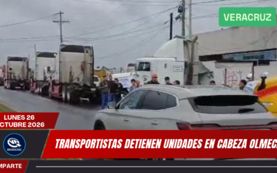 TRANSPORTISTAS DETIENEN UNIDADES EN CABEZA OLMECA