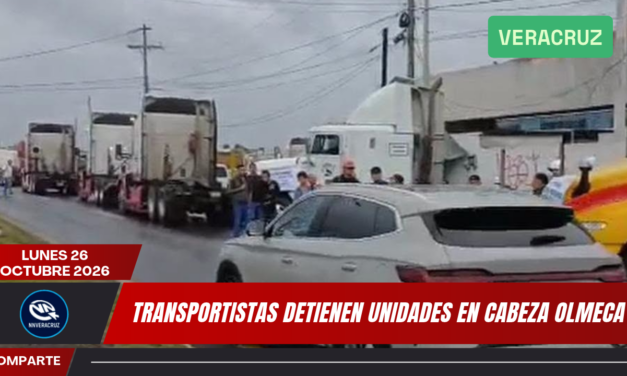 TRANSPORTISTAS DETIENEN UNIDADES EN CABEZA OLMECA