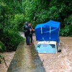 CAMIONETA QUEDA BAJO EL AGUA AL INTENTAR CRUZAR ARROYO EN CHICONTEPEC