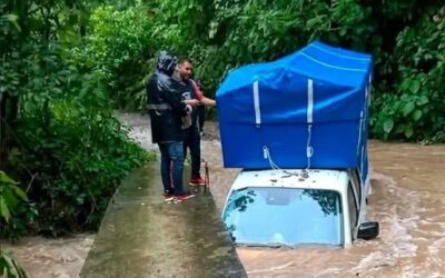 CAMIONETA QUEDA BAJO EL AGUA AL INTENTAR CRUZAR ARROYO EN CHICONTEPEC