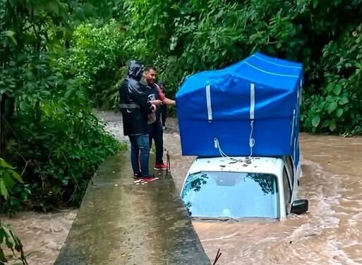 CAMIONETA QUEDA BAJO EL AGUA AL INTENTAR CRUZAR ARROYO EN CHICONTEPEC
