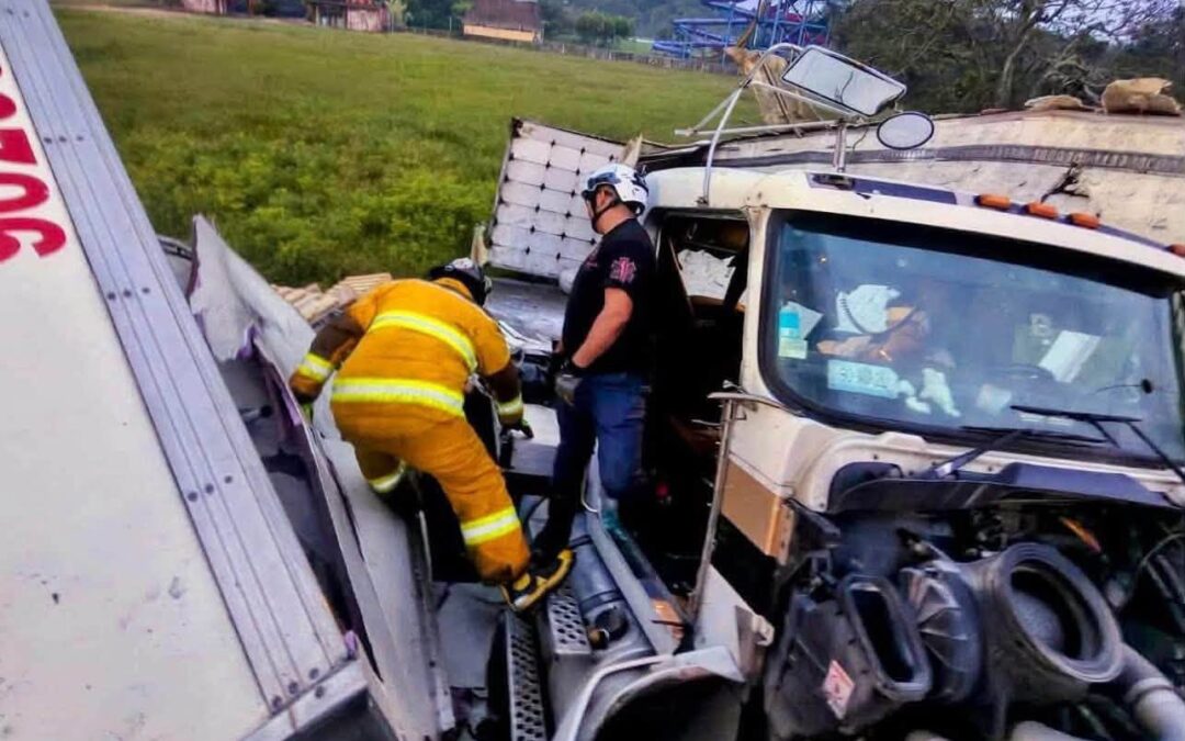 ¡Aparatosa volcadura en la carretera Canticas! Chofer quedó prensado en la cabina