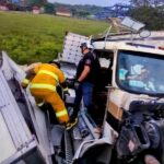 ¡Aparatosa volcadura en la carretera Canticas! Chofer quedó prensado en la cabina