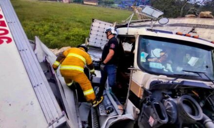 ¡Aparatosa volcadura en la carretera Canticas! Chofer quedó prensado en la cabina