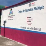 Padres de familia del Centro de Atención Múltiple (CAM) Estefanía Castañeda, ubicado en la colonia Valente Díaz de Veracruz, se manifestaron y cerraron las instalaciones para exigir la asignación de cuatro maestros que hacen falta desde hace hasta ocho meses.