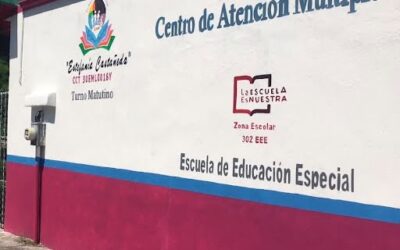 Padres de familia del Centro de Atención Múltiple (CAM) Estefanía Castañeda, ubicado en la colonia Valente Díaz de Veracruz, se manifestaron y cerraron las instalaciones para exigir la asignación de cuatro maestros que hacen falta desde hace hasta ocho meses.