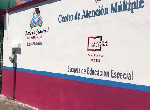 Padres de familia del Centro de Atención Múltiple (CAM) Estefanía Castañeda, ubicado en la colonia Valente Díaz de Veracruz, se manifestaron y cerraron las instalaciones para exigir la asignación de cuatro maestros que hacen falta desde hace hasta ocho meses.
