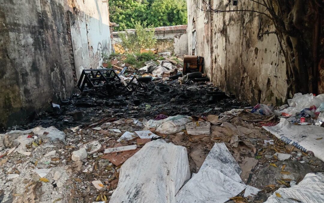 Quema de céntrico basurero clandestino moviliza a cuerpos de emergencia