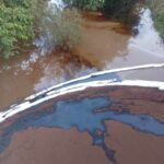 🔴Derrame de petróleo contamina el arroyo Chacalapa en #Jaltipan; señalan a planta de sal de PMV