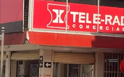 🚨 SE DESPRENDE PARTE DEL TECHADO DEL EDIFICIO DE TELERADIO COMERCIAL EN #SANANDRÉSTUXTLA Y CAE SOBRE UNA CAMIONETA