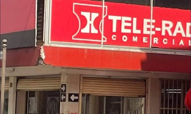 🚨 SE DESPRENDE PARTE DEL TECHADO DEL EDIFICIO DE TELERADIO COMERCIAL EN #SANANDRÉSTUXTLA Y CAE SOBRE UNA CAMIONETA