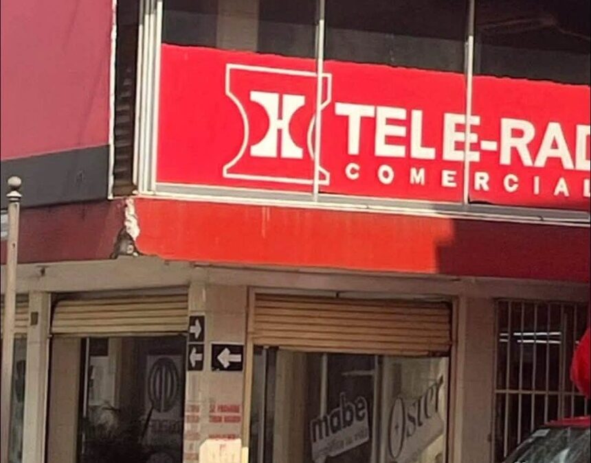 🚨 SE DESPRENDE PARTE DEL TECHADO DEL EDIFICIO DE TELERADIO COMERCIAL EN #SANANDRÉSTUXTLA Y CAE SOBRE UNA CAMIONETA
