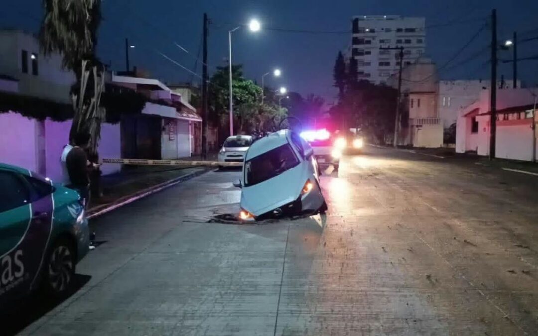 Camioneta se hunde en tremendo socavón en Boca del Río!