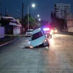 Camioneta se hunde en tremendo socavón en Boca del Río!