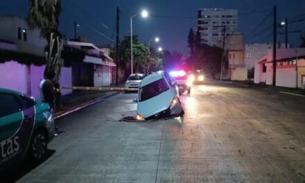 Camioneta se hunde en tremendo socavón en Boca del Río!