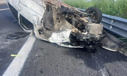 La mañana de este miércoles se registró un aparatoso accidente en donde un auto quedó llantas arriba.