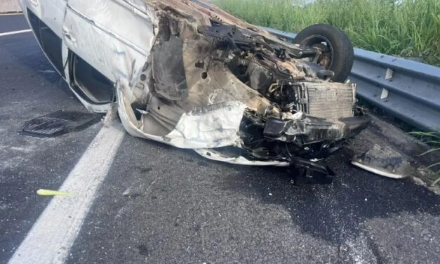 La mañana de este miércoles se registró un aparatoso accidente en donde un auto quedó llantas arriba.