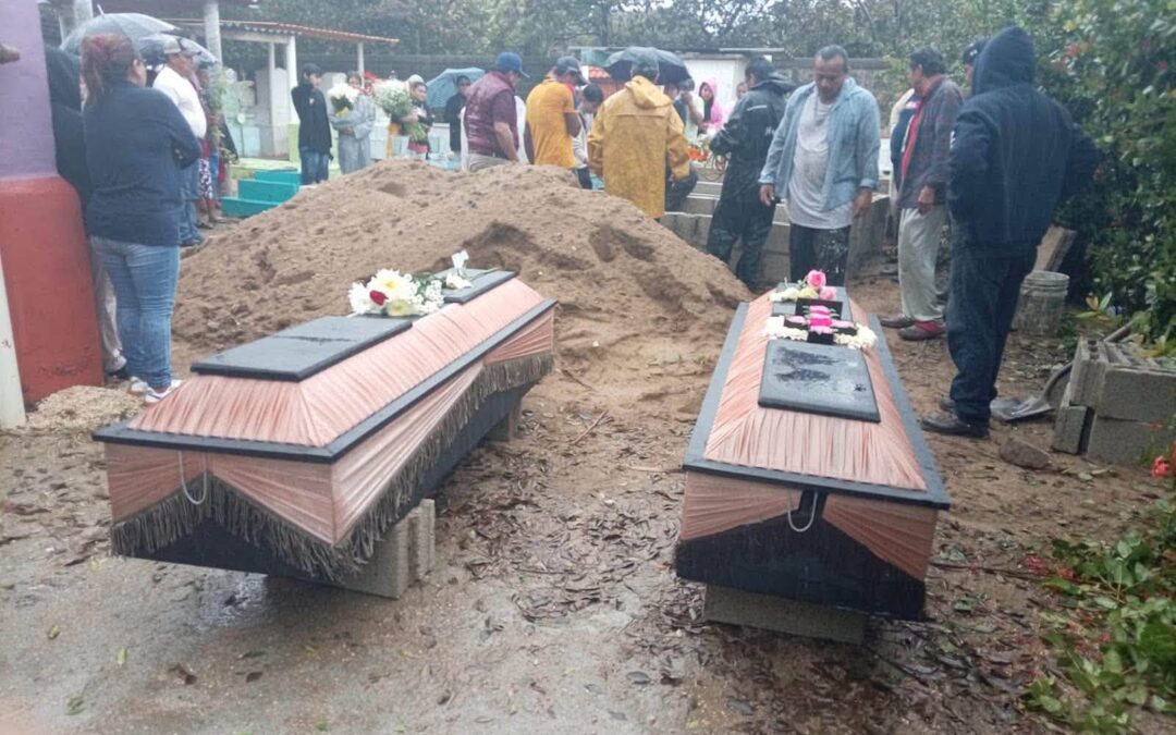 BAJO LA LLUVIA, DAN EL ÚLTIMO ADIÓS A LAS CUATRO MUJERES FALLECIDAS POR EL DERRUMBE DE UNA BARDA EN VILLA ALLENDE