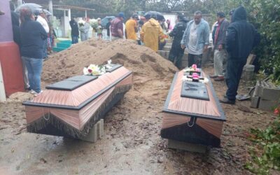 BAJO LA LLUVIA, DAN EL ÚLTIMO ADIÓS A LAS CUATRO MUJERES FALLECIDAS POR EL DERRUMBE DE UNA BARDA EN VILLA ALLENDE